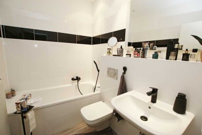 3-Zi-Wohnung mit 2 renovierten Bädern. Westbalkon. EBK. Jugendstil.  Riesiger Garten