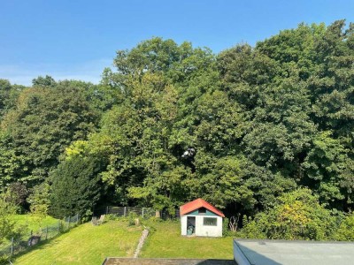 Erstbezug im Schmachtenbergviertel, bodentiefe Fensterfronten und Waldblick: 4,5-Raum-Maisonette