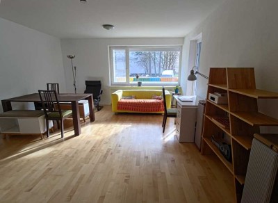 Stilvolle, sanierte 3-Raum-Hochparterre-Wohnung mit Balkon und Einbauküche in Unterhaching