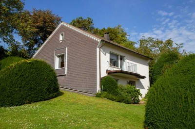 Freistehendes Einfamilienhaus mit Blick ins Grüne in Bergisch Gladbach