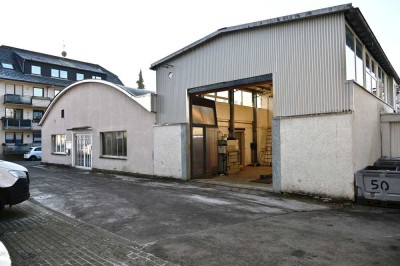 Ein- bis Zweifamilienhaus mit beheizten, autobahnnahen Hallen m. Büros sowie Parkraum!