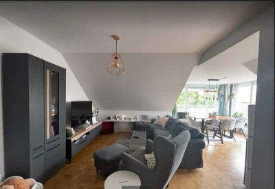 Licht, Weite, Freiheit – Traumhafte Dachgeschosswohnung mit Blick bis zum Fernsehturm