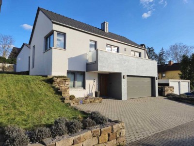 Exklusives Einfamilienhaus mit großzügigem Raumkonzept, Solarenergie, Wallbox in ruhiger Lage