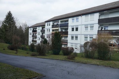 teilsanierte 4 Zimmer-Wohnung mit Balkon und Bergblick