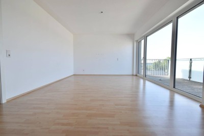 Barrierefreie 3-Zimmer-Wohnung mit Balkon und zwei Tiefgaragenstellplätzen in sonniger Ruhelage!