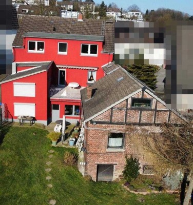 Provisionsfrei! Freistehendes Zweifamilienhaus auf großzügigem Grundstück mit eigenen Fischteichen