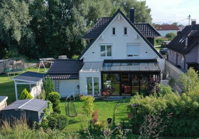 modernes, familienfreundliches Haus mit Wintergarten nahe der Au
