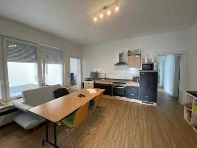 STUDENTENANGEBOT! Große lichtdurchflutete Wohnung mit 5 Zimmern + 2 Badezimmer - perfekt für eine WG
