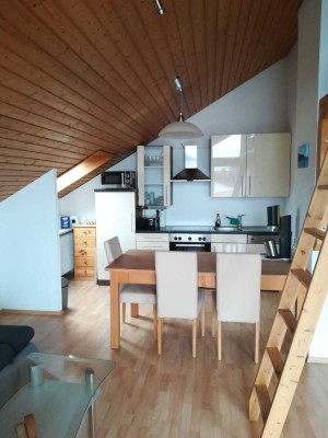 Gepflegte DG-Wohnung mit eineinhalb Zimmern sowie Balkon und EBK in Bad Wörishofen