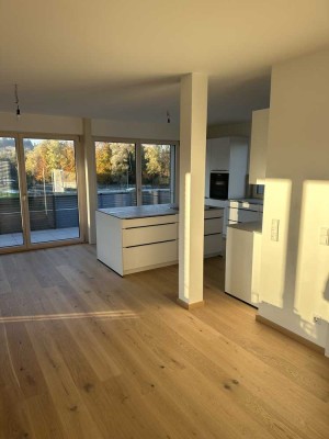 Geräumige, stilvolle 5-Zimmer-Penthouse-Wohnung mit geh. Innenausstattung mit Balkon und EBK