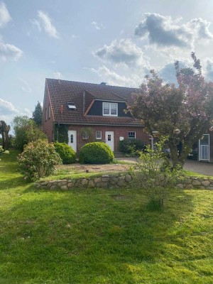 Ein- bis Zweifamilienhaus in Ortsrandlage mit Naturgrundstück von privat