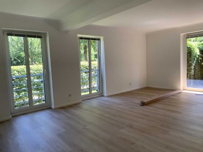 Renovierte 2-Zimmer-EG-Wohnung mit großer Terrasse und Tiefgarage - ruhig und zentral in Ahrensburg