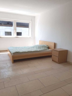 Großzügiges WG-Zimmer (28 qm), möbliert