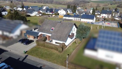 großzügiges 2 Parteienhaus mit 2 Garagen und 4 Außenstellplätzen