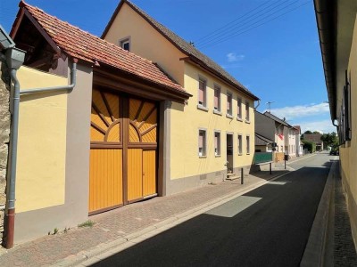 EUPORA® Immobilien: Ehemaliger Bauernhof mit Hof, Scheuen und Garten in Gauersheim.