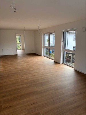 Neuwertige 4-Zimmer-Wohnung mit Balkon in Straubing