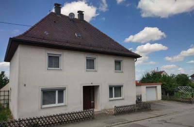 Geräumiges, helles Einfamilienhaus mit Garage, Stellplatz und Anbauten