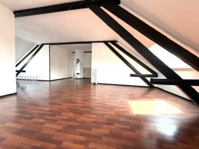 Charmante Dachgeschoßwohnung für Singles oder Paare in der alten Seidenweberei