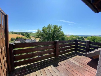 Helle 3-Zimmer-Maisonettewohnung mit Balkon, Weitblick & Garage in gepflegtem Mehrfamilienhaus