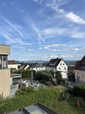 Großzügige 4,5-Zimmer-Wohnung mit Terrasse, Wintergarten, sep. Eingang, Küche, TG