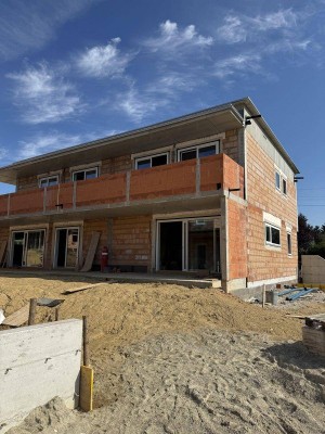 Wohnen auf zwei Ebenen: Maisonette-Eigentumswohnung mit Terrasse und Balkon in Niederneukirchen