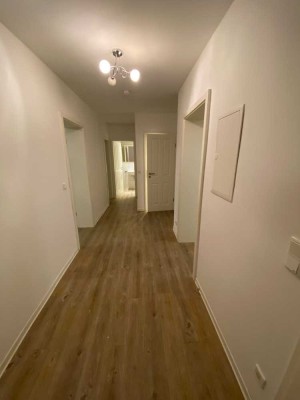 Renovierte 3 Zimmerwohnung mit 2 Balkonen und Garage in zentraler Lage