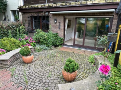 Große Erdgeschosswohnung mit atriumähnlichem Garten und einer Garage in zentraler Wohnlage!