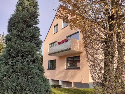 Komplett eingerichtete DG-Wohnung mit eineinhalb Räumen