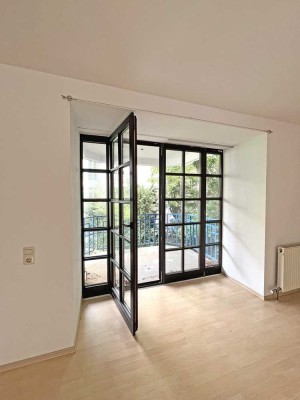 POCHERT IMMOBILIEN - Bezugsfreie, hübsche 2-Zimmer-Wohnung mit Balkon in ruhiger Citytlage
