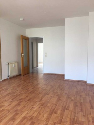 Frisch gestrichene und praktische 2-Zimmer-Wohnung mit Balkon und Aufzug im Haus