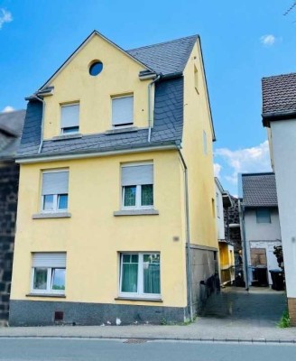 Ein-Mehrgenenerationenhaus + Innenhof + Stellplatz Andernach-Eich