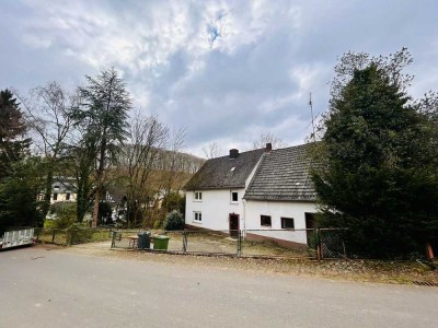 Idyllisches Anwesen mit Ausbaupotenzial: Wohnen im Einklang mit der Natur