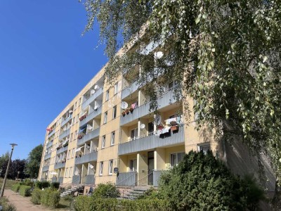 Einzug sofort möglich: Solide 4-Zimmer-Wohnung mit Balkon