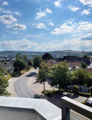 Sonnige 2-Zi-Wohnung mit Balkon und schöner Aussicht