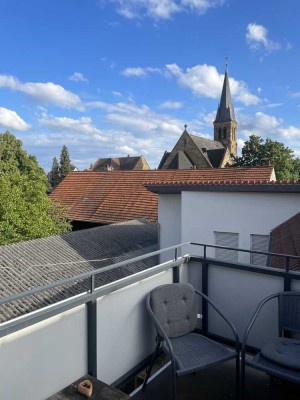 4-Zimmer Dachgeschosswohnung. Komplett renoviert. Energieeffizienzhaus 0,85. Erstbezug 2023.