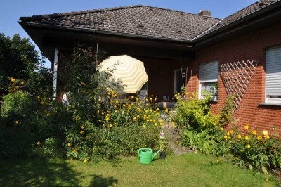 Bungalow mit überdachter Terrasse und traumhaftem Garten