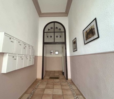 Helle Eigentumswohnung mit 5 Zimmern und Altbau-Charme