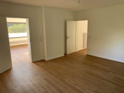 Große 4-Zimmer Wohnung mit Blicklage, großem Balkon und Wintergarten