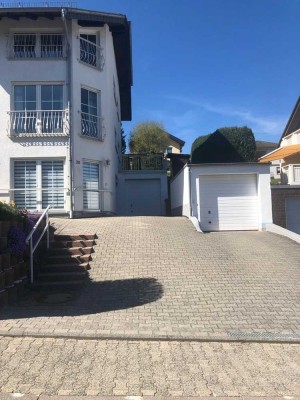 Helle und vollständig renovierte 4-Zimmer-Wohnung mit Balkon und Einbauküche in Eppstein-Bremthal