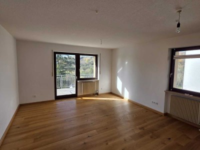 2-ZW mit Balkon in ruhiger Hanglage von Versbach!