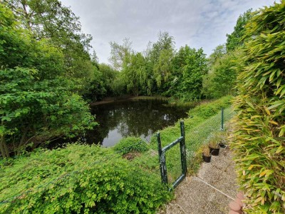 Wohnen am Teich: Ruhiges Reihenhaus in Sackgassenlage mit Blick ins Grüne und komfortabler Stadtnähe