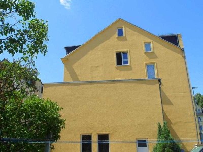 Gemütliche Dachwohnung mit Laminatboden, Essküche & Badewanne