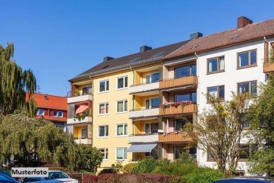 2-Familienhaus mit Garagengebäude und Halle