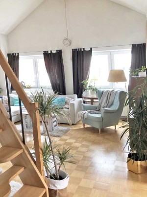 Freigestellte, individuelle Wohlfühlwohnung mit Empore, Sonnenbalkon und TG-Stellplatz!