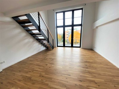 Balkon! Direkt am Wasser, Hohe Decken - Wohnung mit EBK, Abstellkammer, Waschmaschienenanschluss!!