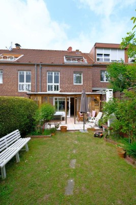 Reihenmittelhaus als Einfamilienhaus sowie als Mehrgenerationenhaus nutzbar inkl. zwei Stellplätzen