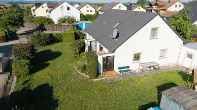 Charmantes Haus mit zwei Wohneinheiten und großem Grundstück