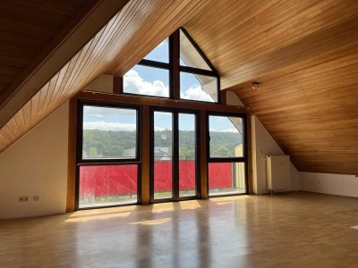 Coole Dachgeschosswohnung mit riesigem Balkon