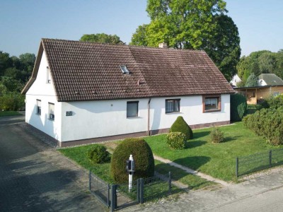 Wohnhaus in Massivbauweise                                    mit 2 Eigentumswohnungen