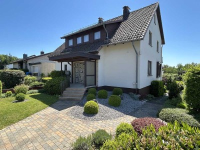 Freistehendes Einfamilienhaus mit Einliegerwohnung in ruhiger Wohnlage